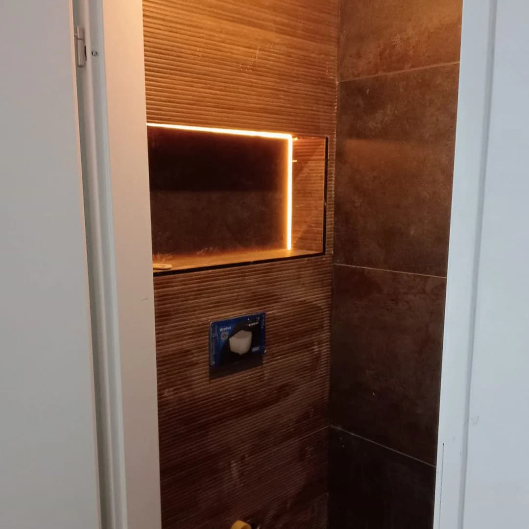 Klassieke badkamer met witte wandtegels