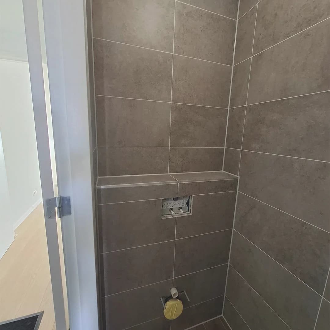 Strakke woonkamer-vloer in betonlook